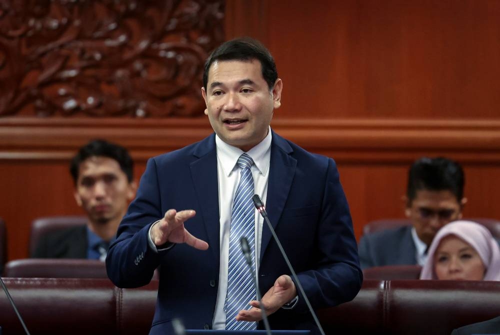 Rafizi ketika sesi soal jawab di Persidangan Dewan Negara di Bangunan Parlimen pada Isnin. - Foto Bernama