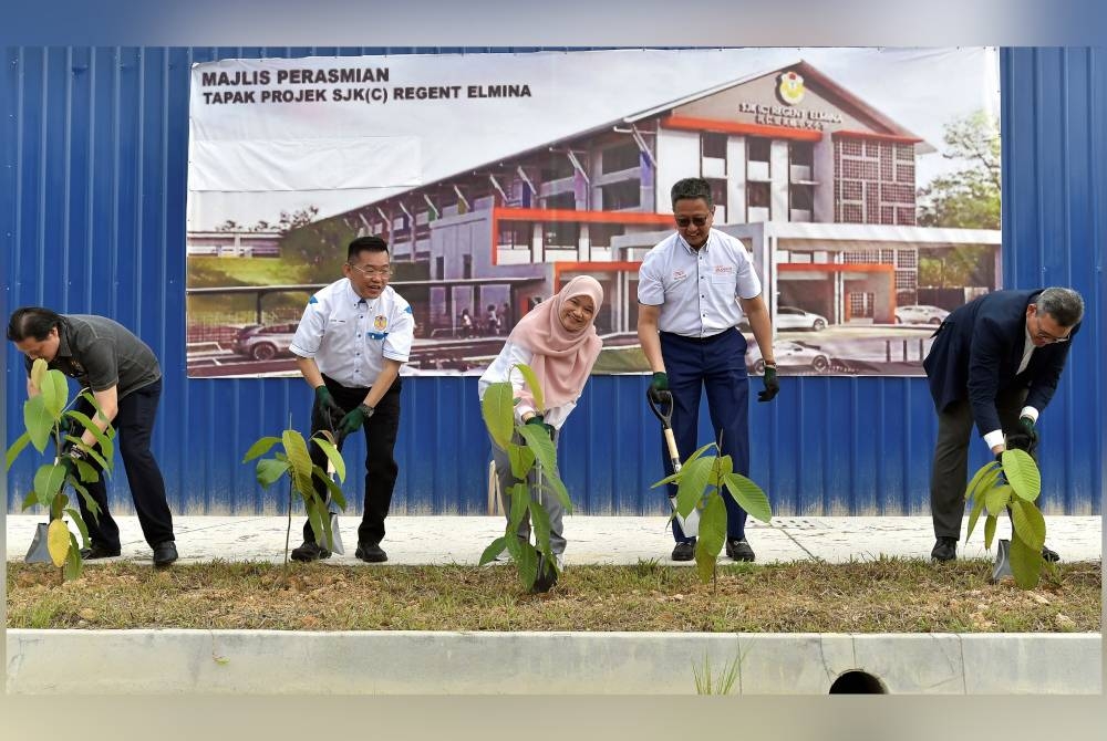 Fadhlina (tengah) menanam pokok sebagai gimik perasmian tapak Sekolah Jenis Kebangsaan (C) Regent Elmina di Seksyen U15, Shah Alam pada Isnin. - Foto Bernama