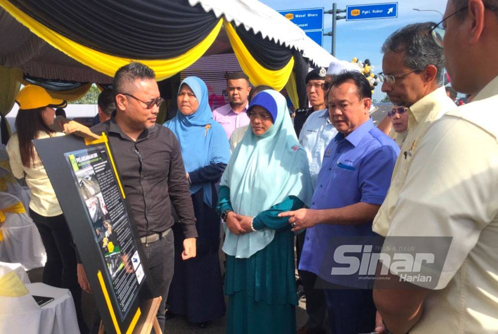 Nanta (tiga dari kanan) yang melihat gambar rajah Jejambat Wakaf Bharu yang siap dan dibuka pada Isnin.