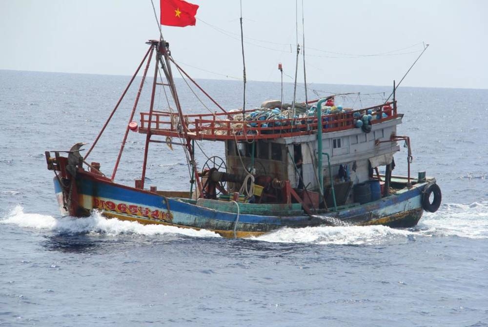 Maritim Terengganu menahan sebuah bot nelayan asing Vietnam bersama hasil rampasan dianggarkan bernilai hampir RM1.5 juta.