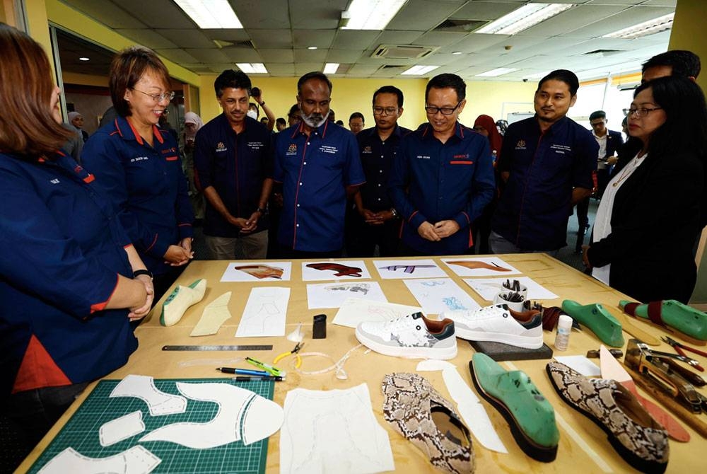 Sivakumar (tengah) melawat fasiliti Pusat Pembangunan Tenaga Manusia Selangor (SHRDC) selepas melancarkan Industry Driven Talent Acceleration Programme (ID-TAP) di SHRDC, pada Isnin. - Foto Bernama