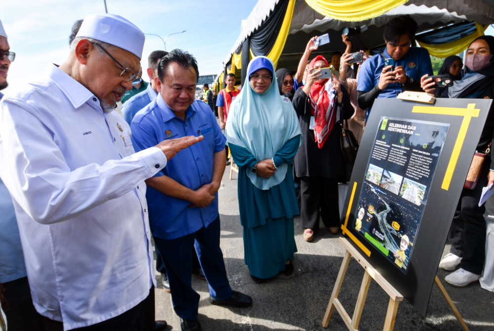 Alexander Nanta Linggi (dua dari kiri) mendengar penerangan daripada Menteri Besar Kelantan, Datuk Ahmad Yakob (kiri) mengenai pelan projek pembinaan jejambat dari arah Kota Bharu merentangi Bulatan Wakaf Bharu ke Pengkalan Kubor pada Isnin. - Foto: Bernama