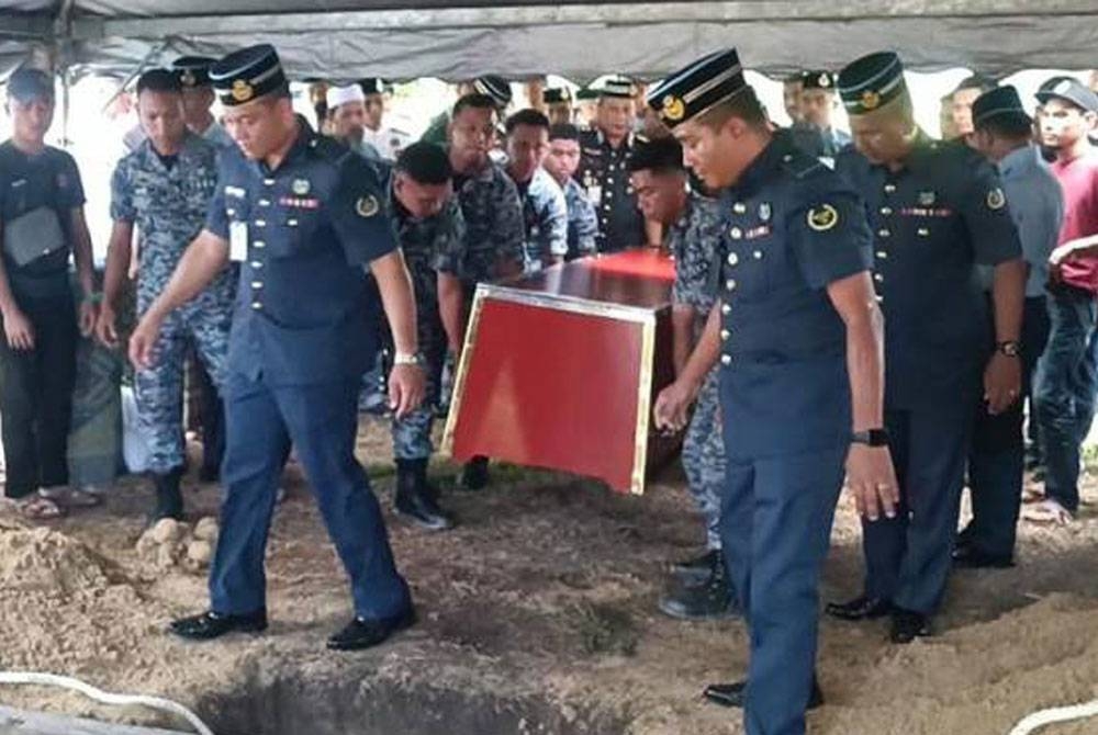 Jenazah Koperal Udara (U) Mohd Syuib Bidin, 33, disemadikan di Tanah Perkuburan Islam Kampung Tok Kapor, Binjai Kemaman kira-kira jam 12.30 tengah hari tadi. - Foto Astro AWANI