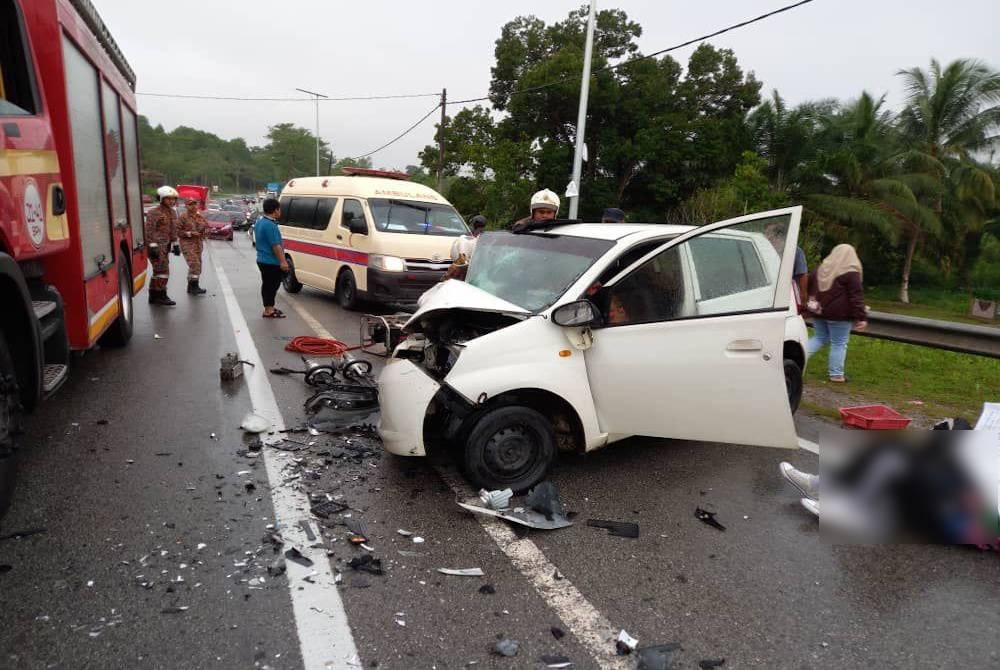 Keadaan kereta yang dinaiki mangsa bersama empat anaknya selepas terlibat dalam kemalangan di Kilometer 77 Jalan Johor Bahru-Air Hitam, Kluang, pada Isnin.