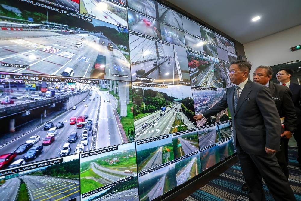 Jalaluddin (tiga dari kanan) melawat Pusat Pengurusan Trafik LLM, pada Isnin. - Foto Bernama