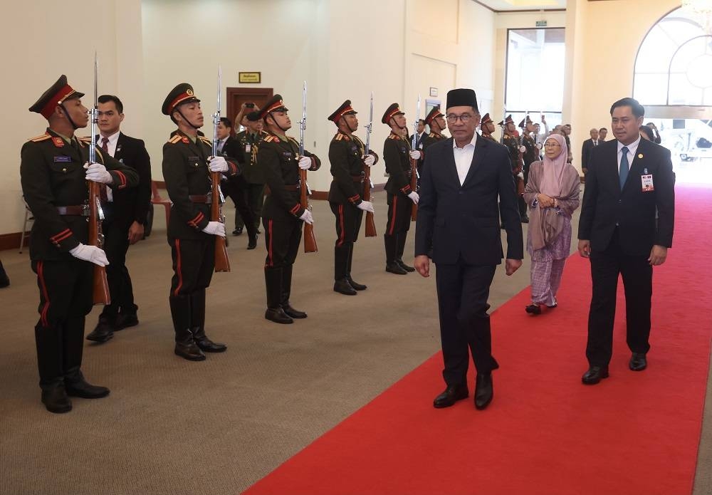 Anwar tiba Laos pada Isnin untuk lawatan rasmi dua hari bagi mengukuhkan hubungan dua hala dan kerjasama ekonomi dengan negara anggota ASEAN - Foto: Bernama