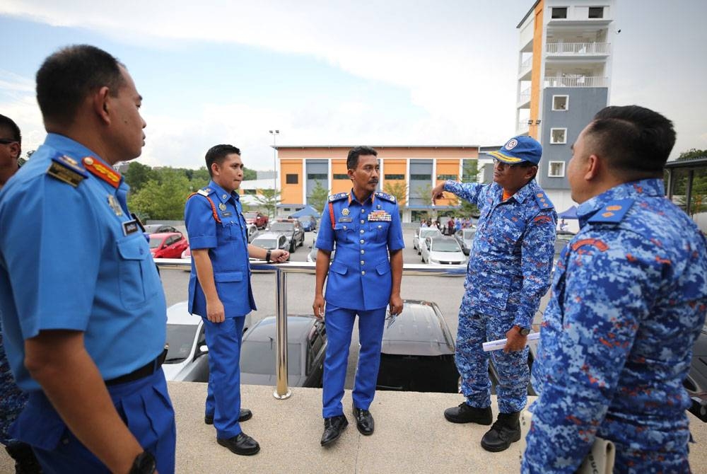 Shaharudin (dua dari kanan) ketika sesi taklimat sebelum memulakan ujian siren PWS Ibu Pejabat APM pada Isnin. - Foto: APM