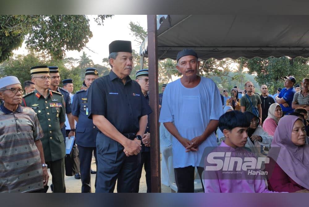 Mohamad hadir majlis pengebumian Allahyarham Laskar Udara I, Mohd Iqmal Masdi, 22, di Tanah Perkuburan Islam Kampung Rawa, di sini pada Isnin.