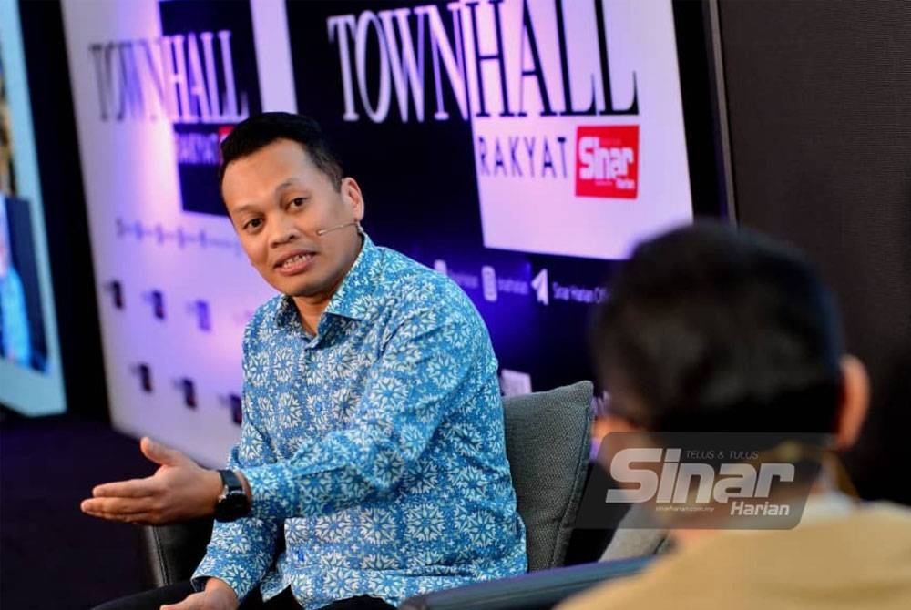 Nik Nazmi bercakap ketika program Townhall Rakyat yang dihoskan oleh Azhar Sulaiman. - Foto Sinar Harian /Asril Aswandi Shukor.