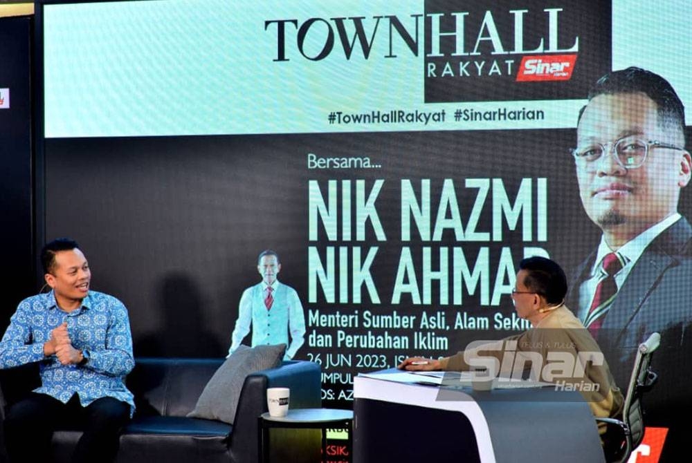 Nik Nazmi ketika bercakap pada program Town Hall Rakyat yang dihoskanoleh Azhar Sulaiman di Auditorium Sinar Harian hari ini. - Foto Sinar Harian /Asril Aswandi Shukor.