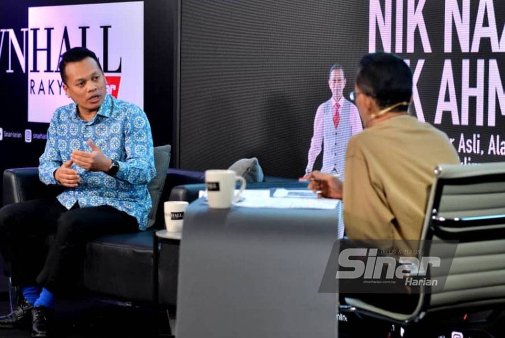 Nik Nazmi ketika program Townhall Rakyat yang dihoskan oleh Azhar Sulaiman di Auditorium Sinar Harian hari ini. - Foto Sinar Harian /Asril Aswandi Shukor.