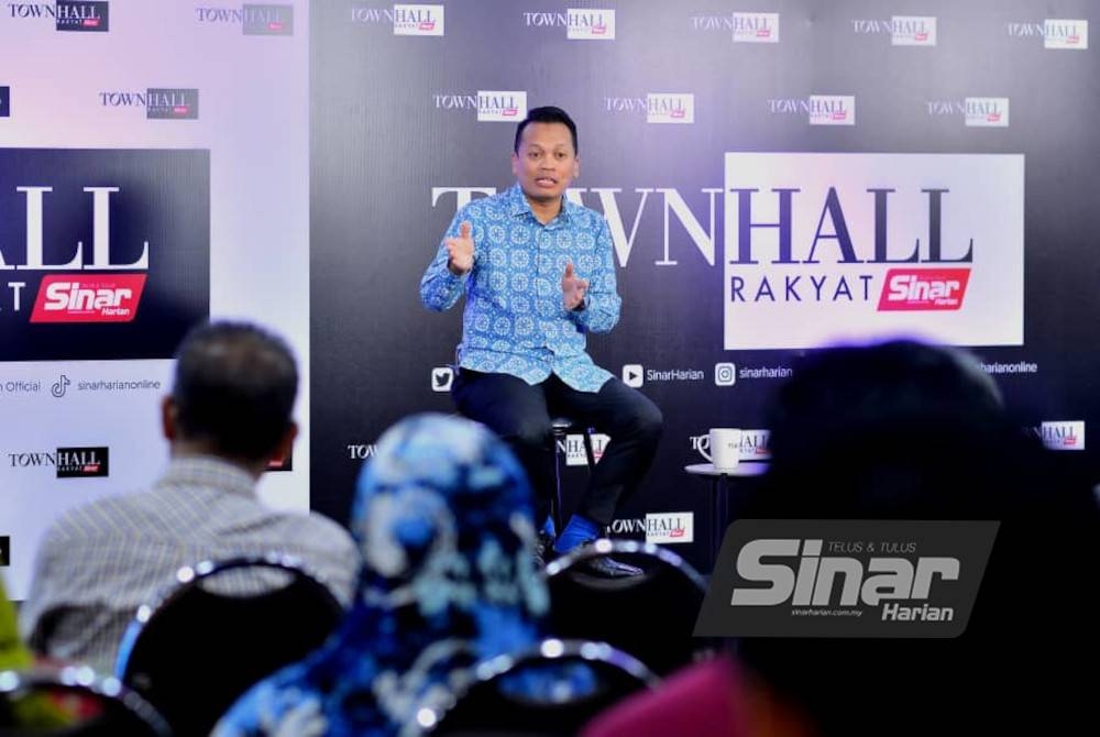 Nik Nazmi semasa Program Town Hall Rakyat bersama Menteri Sumber Manusia Asli, Alam Sekitar dan Perubahan Iklim yang dihoskan oleh Azhar Sulaiman berlangsung di Auditorium Sinar Harian, pada Isnin. - Foto Sinar Harian /Asril Aswandi Shukor