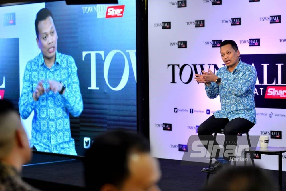 Nik Nazmi ketika Program Town Hall Rakyat bersama Menteri Sumber Manusia Asli, Alam Sekitar dan Perubahan Iklim, yang dihoskan oleh Azhar Sulaiman berlangsung di Auditorium Sinar Harian, pada Isnin. - Foto Sinar Harian /Asril Aswandi Shukor