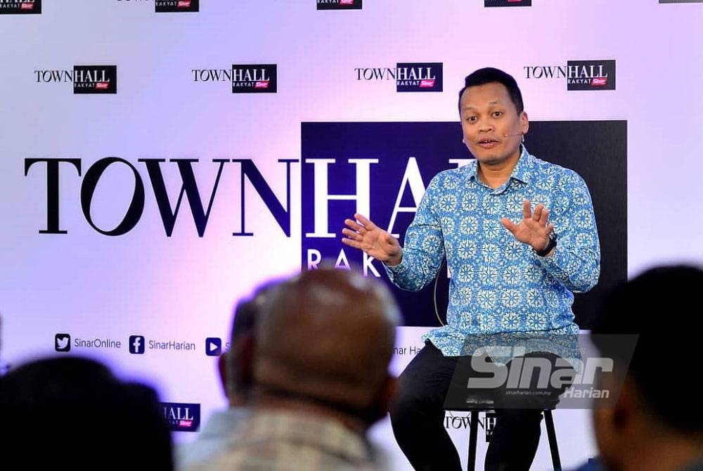 Nik Nazmi pada program Town Hall Rakyat yang dihoskan oleh Azhar Sulaiman di Auditorium Sinar Harian, pada Isnin. - Foto Sinar Harian/Asril Aswandi Shukor