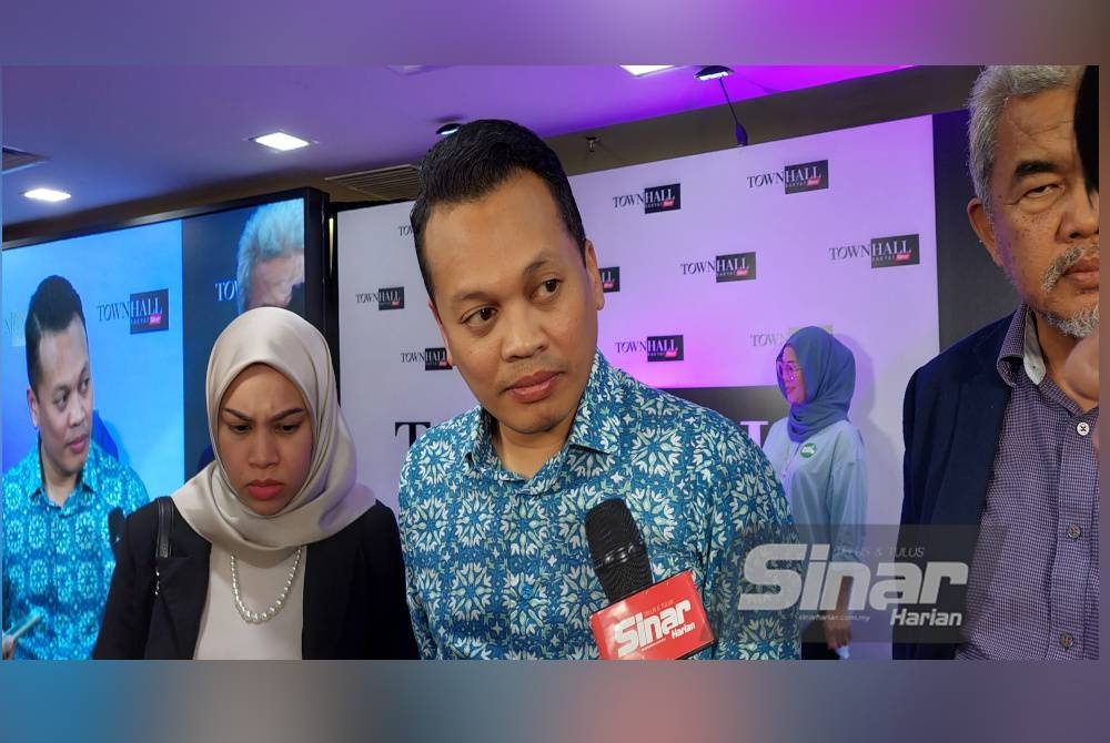 Nik Nazmi ditemui pemberita selepas Program Town Hall Sinar Harian yang berlangsung di sini pada Isnin.