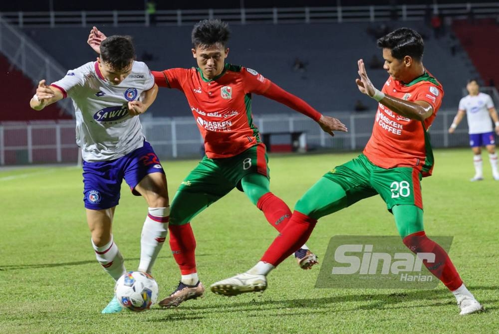 Stuart (kiri) menyumbang satu gol pada perlawanan di Kota Bharu pada Isnin.