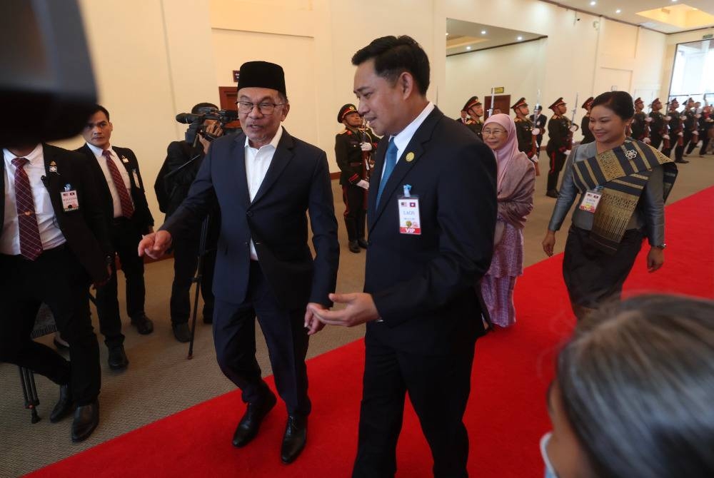 Anwar tiba di Laos untuk lawatan rasmi dua hari bagi mengukuhkan hubungan dua hala dan kerjasama ekonomi dengan negara anggota ASEAN. - Foto Bernama