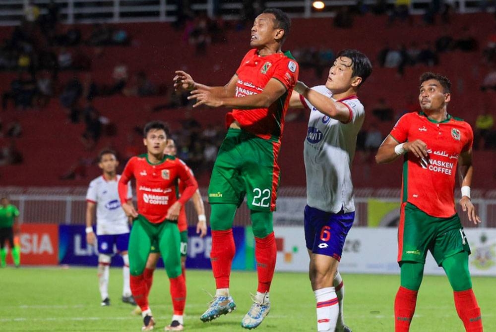 Aksi Kelantan United ketika dibelasah Sabah FC pada Isnin.