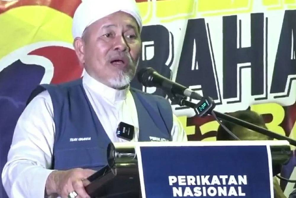 Tuan Ibrahim berucap semasa Jelajah Selangor Baharu Kita Bangkit! Shah Alam di Seksyen 18 di sini pada Isnin malam.