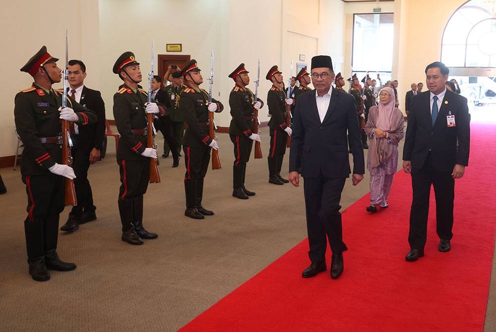 Anwar diberikan sambutan rasmi dengan hamparan permaidani merah oleh kerajaan Laos. - Foto: Bernama