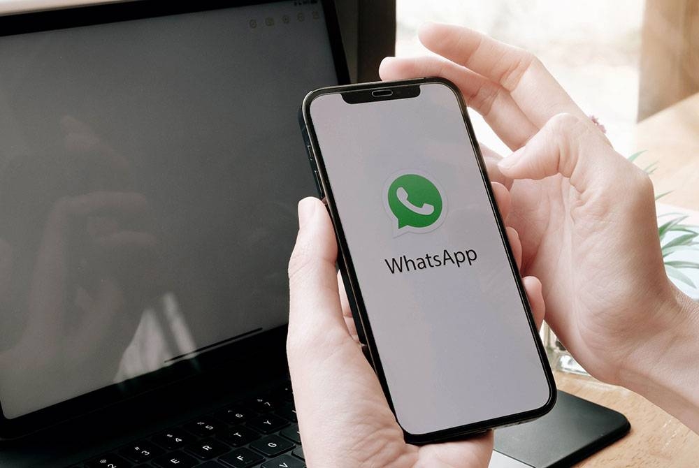 Orang ramai diingatkan berwaspada menerima jemputan untuk menyertai atau memuat turun aplikasi hasad ‘Pink WhatsApp’. - Foto123RF