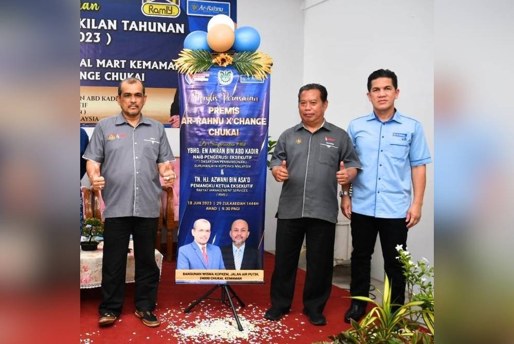 Amran (kiri) bersama tetamu yang hadir merasmikan pembukaan Ar-Rahnu X&#039;Change Chukai.