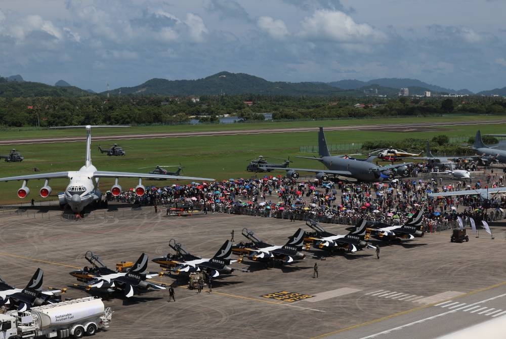 LIMA’23 ada lebih 100 kapal terbang untuk pertunjukan udara, aerobatik dan statik, kapal terbang ketenteraan, komersial dan jet peribadi.