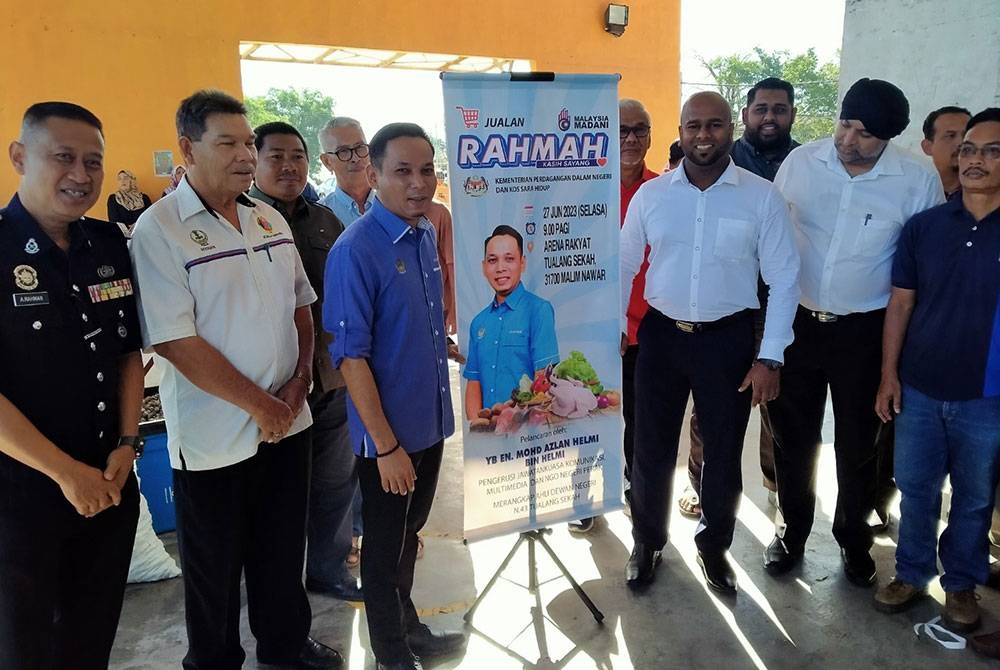 Mohd Azlan (dua dari kiri) ketika melancarkan Jualan Rahmah Kasih Sayang anjuran Kementerian Dalam Negeri dan Kos Sara Hidup di Arena Rakyat Tualang Sekah, di sini pada Selasa.