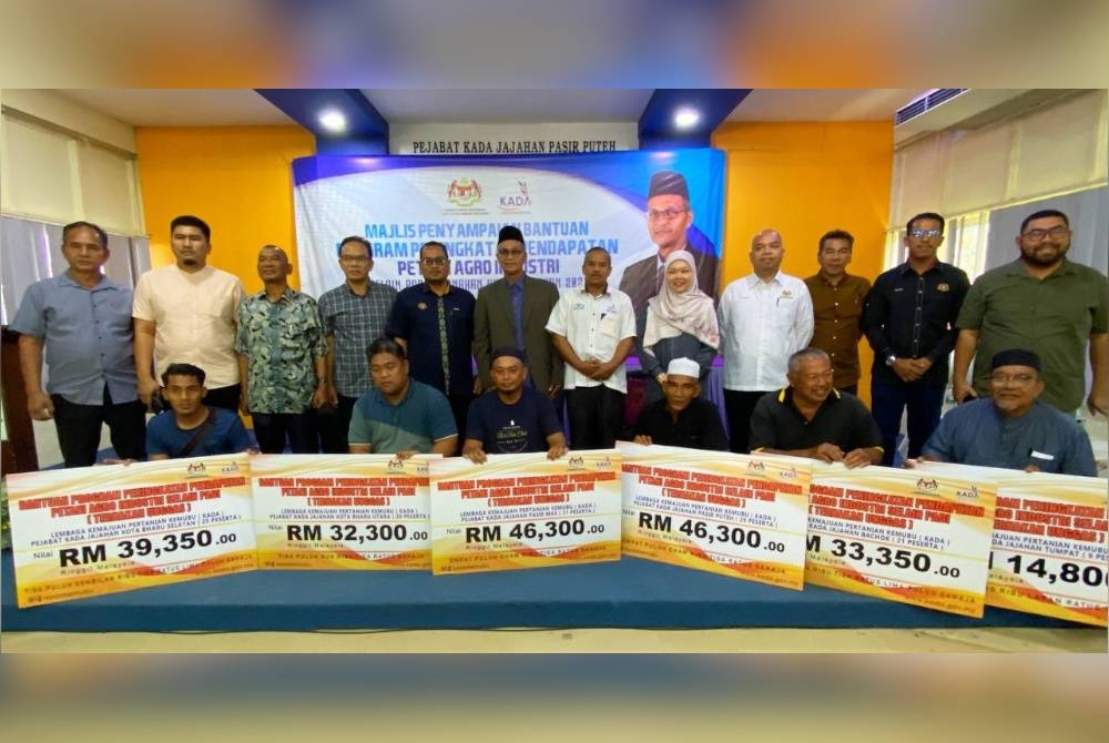 Sebahagian daripada penerima pada Majlis Penyampaian Bantuan Program Peningkatan Pendapatan Petani Agro Industri selain padi (ternakan unggas) di Pejabat KADA Selising pada Selasa.