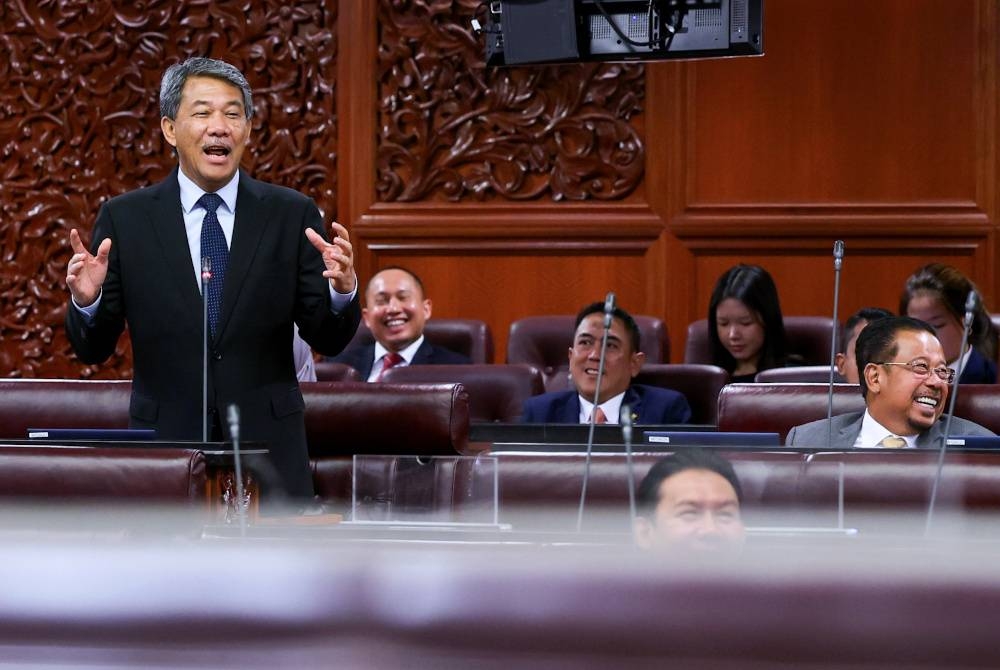 Mohamad ketika sesi soal jawab pada Persidangan Dewan Negara di Bangunan Parlimen pada Selasa. - Foto Bernama