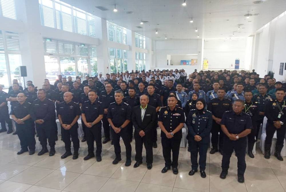 Mohd Shuhaily (tengah) bergambar bersama anggota dan pegawai Polis Kuala Lumpur dan agensi lain.