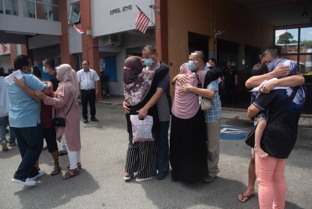 Sebahagian banduan yang mendapat PBSL)bertemu keluarga pada majlis PBSL Ihsan Madani bertemakan ‘Kepulangan Yang Dinanti&#039; sempena Aidiladha 2023 di Pusat Koreksional Labuan pada Selasa. - Foto Bernama