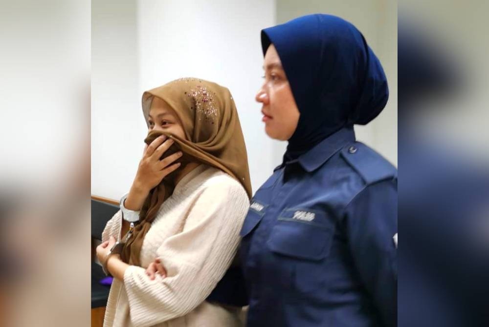 Ibu mengandung tujuh bulan didakwa di Mahkamah Majistret, Kota Bharu pada Selasa atas pertuduhan cuba merompak seorang warga emas dengan menjerut leher dan mengacukan pemutar skru kepada wanita berusia 64 tahun itu.