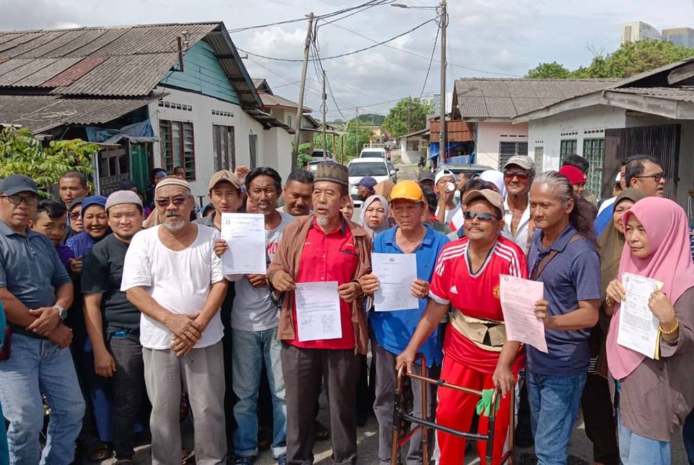 Sebahagian daripada 100 keluarga di Kampung Dato&#039; Hajah Hasnah Ahmad, Johor Bahru memohon kerajaan menimbang untuk membenarkan mereka terus tinggal di kampung berkenaan.