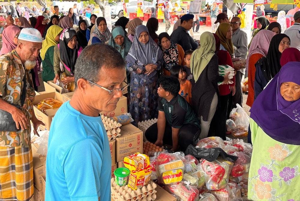 Orang ramai berpusu-pusu menyerbu khemah jualan bagi mendapatkan bekalan barangan makanan dan keperluan asas untuk perayaan Aidiladha sempena hari terakhir Program Jualan Rahmah di Dataran Paloh 2, Gua Musang, Kelantan pada Selasa. - Foto: Bernama