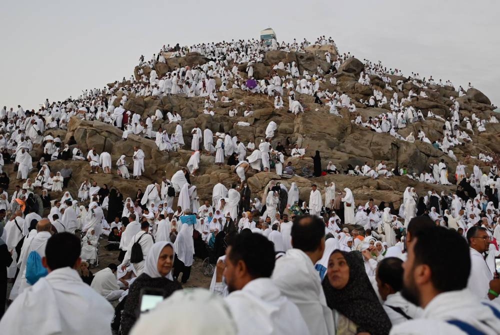 Perhimpunan Agung ini adalah kemuncak ibadah haji i yang disifatkan terbesar dalam sejarah selepas Arab Saudi melonggarkan sekatan ketat berikutan pandemik Covid-19 pada 2020. - Foto: AFP