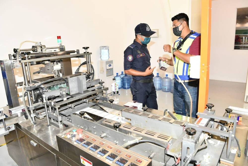 Penguat kuasa melakukan pemeriksaan ke atas gudang berkenaan yang turut dijadikan kilang menghasilkan rokok di USJ 1 pada Isnin.