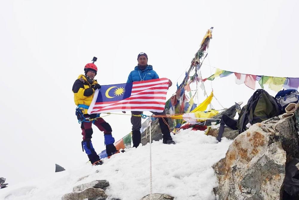 Muhammad Syahrulnizam (kiri) bersama Keshab Jung Thapa bersama Jalur Gemilang di puncak Gunung Yala setinggi 5520 meter.