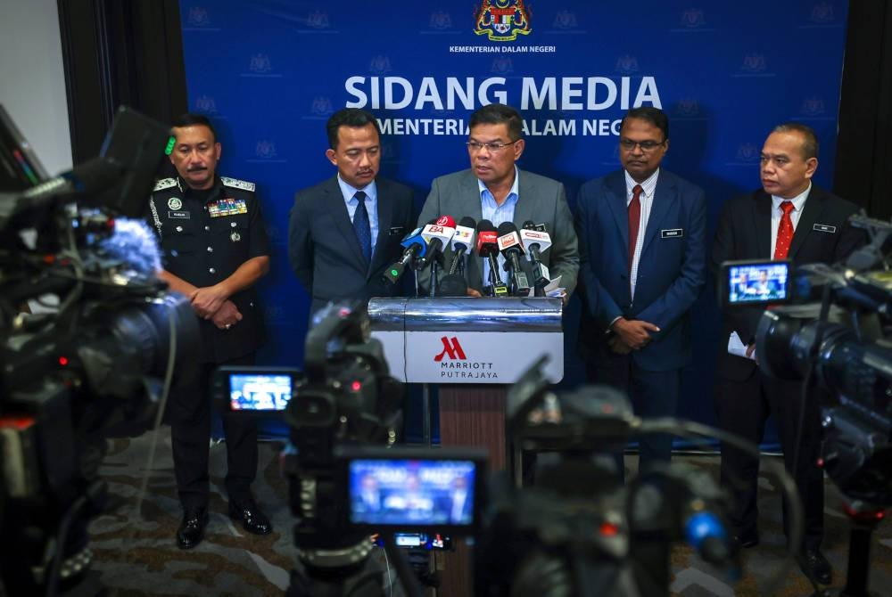 Saifuddin pada sidang akhbar selepas mempengerusikan Mesyuarat Jawatankuasa Bersama Antara Menteri Dalam Negeri dan Menteri Sumber Manusia Mengenai Pengurusan Pekerja Asing pada Selasa. - Foto: Bernama