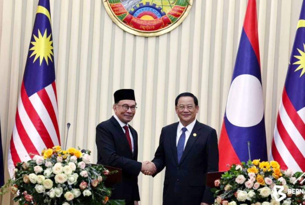 Anwar (kiri) ketika mengadakan mesyuarat dua hala dengan Siphandone di Pejabat Perdana Menteri Laos pada Selasa. - Foto: Bernama