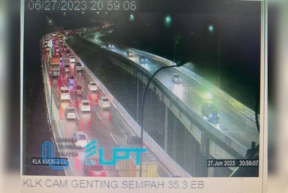 Paparan semasa kamera litar tertutup (CCTV) di laman sesawang LLM menunjukkan aliran trafik sesak di Genting Sempah.