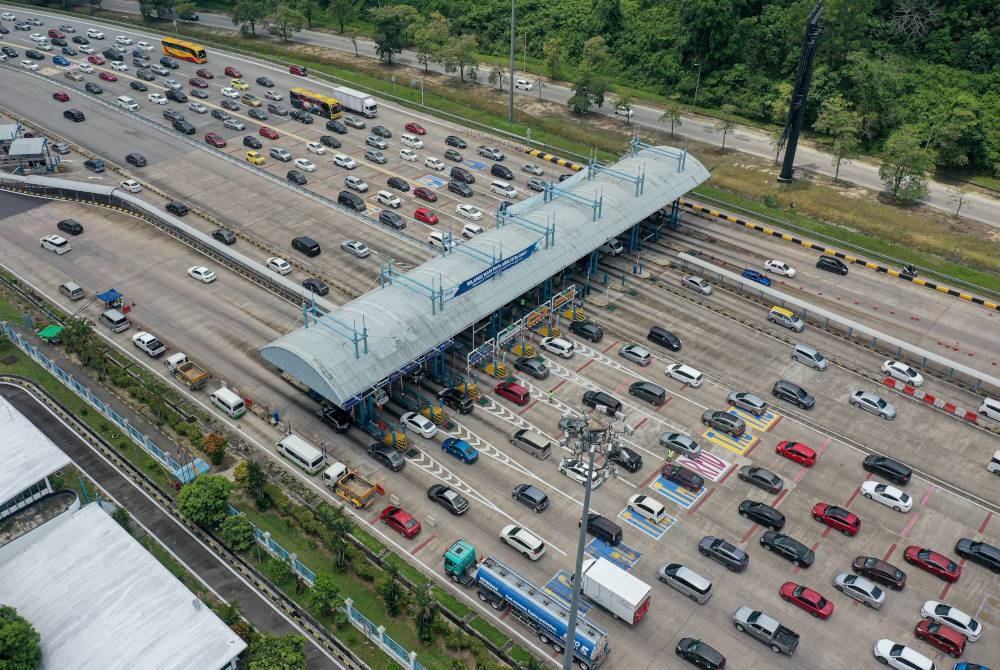 Op Lancar berperanan dalam memantau dan mengambil tindakan penyuraian lalu lintas di semua lebuh raya utama yang menghubungkan negeri dan daerah seperti jalan persekutuan, jalan negeri serta jalan bandaran. - Gambar hiasan