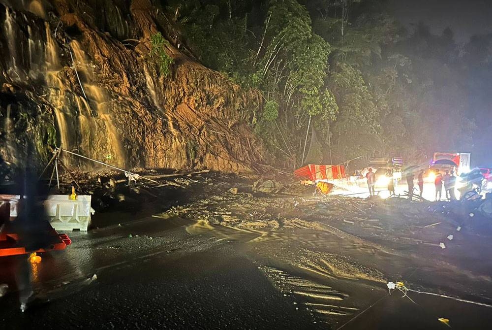 Keadaan runtuhan tanah di Jalan Simpang Pulai-Blue Valley menuju ke Cameron Highlands yang berlaku akibat hujan lebat pada Selasa. Foto: Media sosial