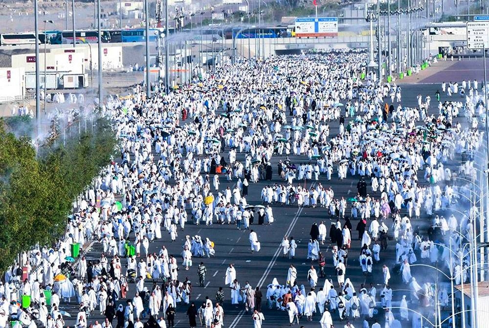 Jemaah haji berada di bumi Arafah bagi mengerjakan ibadat haji pada tahun 1444H/2023M. - Foto Bernama