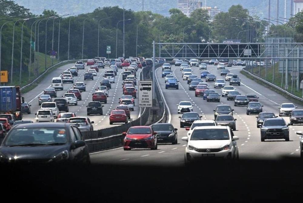 Trafik di lebuh raya utama keluar dari Lembah Klang menghala ke utara dan pantai timur mulai sesak pagi Rabu berikutan orang ramai mula pulang ke kampung sempena Hari Raya Aidiladha esok. - Foto Bernama