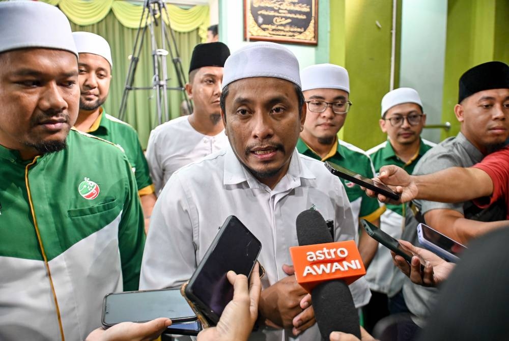 Ahmad Fadhli semasa sidang media pada Pelancaran Jentera Pilihan Raya Pemuda Pas Negeri Terengganu di Dewan Tok Guru Masjid Rusila malam Selasa. - Foto Bernama