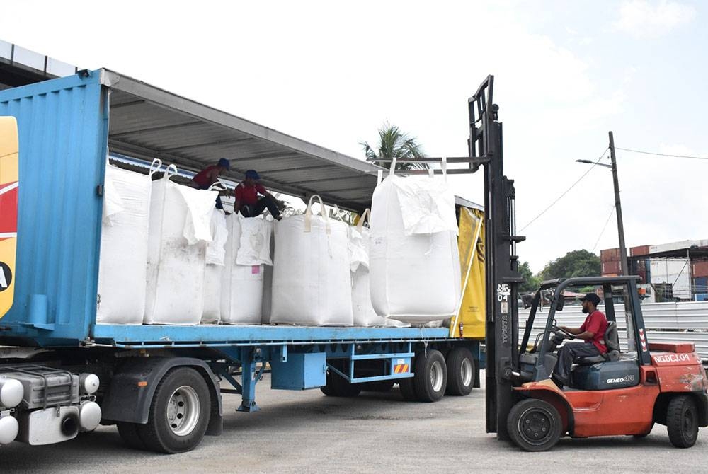 Maqis merampas 18 tan beras yang cuba diseludup dari Singapura selepas menahan sebuah lori di laluan import kargo BSI, Johor Bahru pada Khamis.