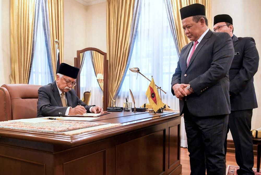 Yang Dipertuan Besar Tuanku Muhriz Ibni Almarhum Tuanku Munawir menandatangani watikah pembubaran Dewan Undangan Negeri (DUN) Negeri Sembilan di Istana Hinggap, pada Selasa. Turut sama, Menteri Besar Negeri Sembilan, Datuk Seri Aminuddun Harun (kanan). - Foto Bernama