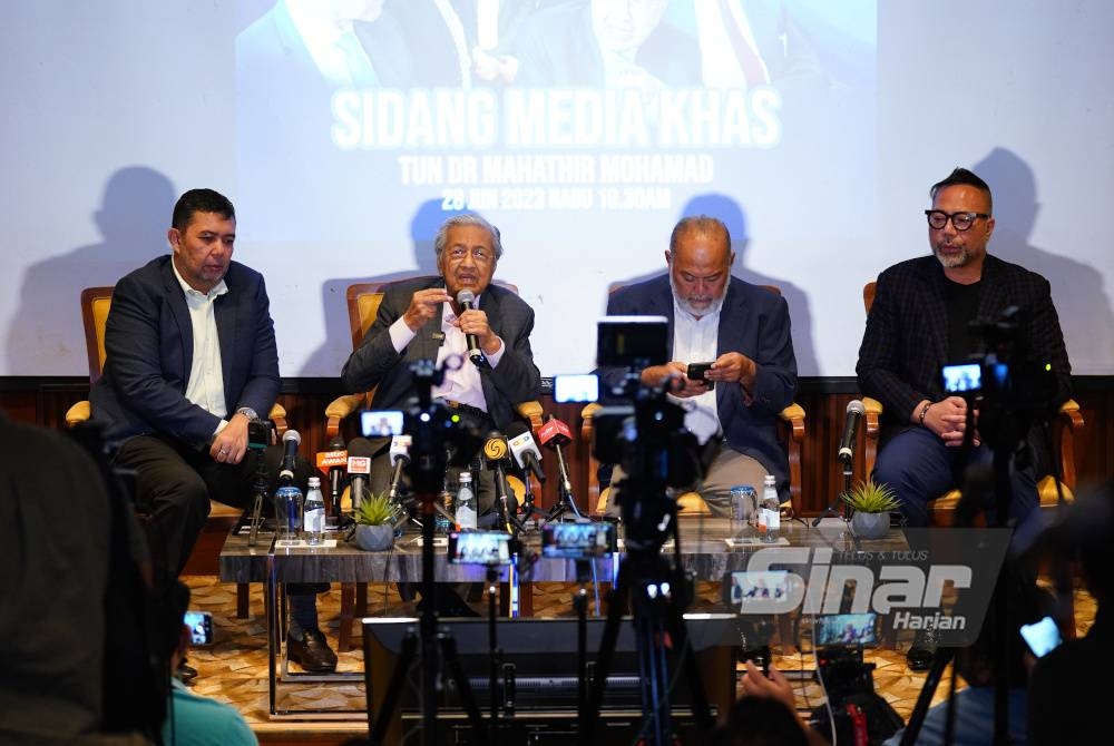 Dr Mahathir bercakap dalam sidang akhbar khas di Hotel Sama-Sama KLIA pada Rabu. - Foto Sinar Harian MOHD HALIM ABDUL WAHID