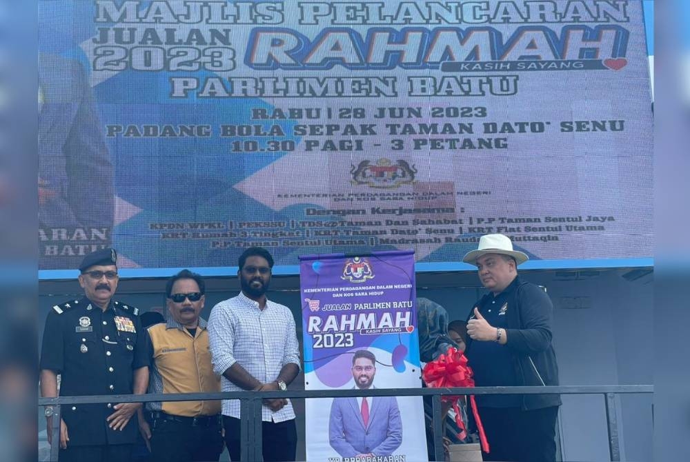 Ariffin(kanan) ketika majlis pelancaran Jualan Rahmah 2023 Parlimen Batu di Padang Bola Sepak Taman Datuk Senu di sini pada Rabu.